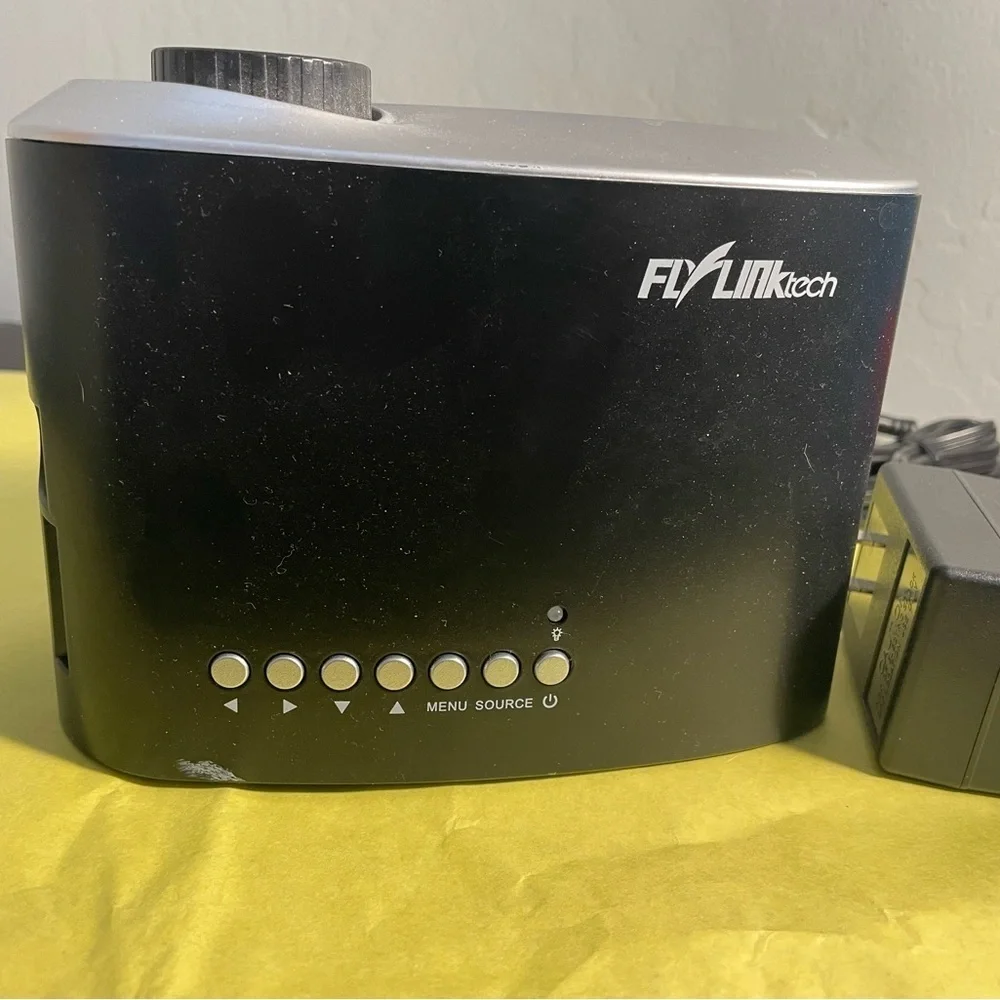 FlyLinkTech Mini LED Projector, used - Picture 2 of 3